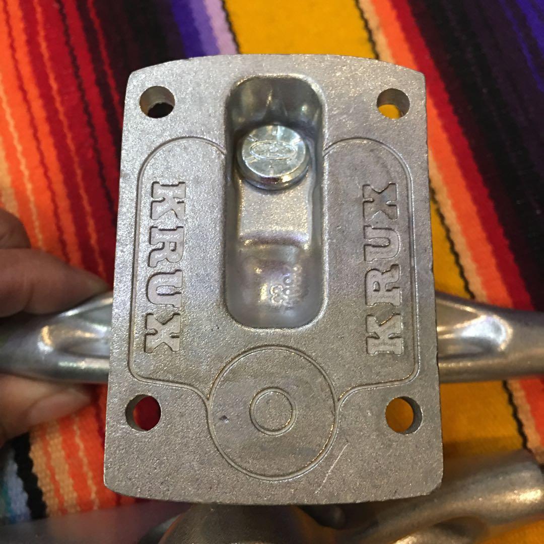 KRUX スケボートラック　スタンダードサイズは写真を見てください
