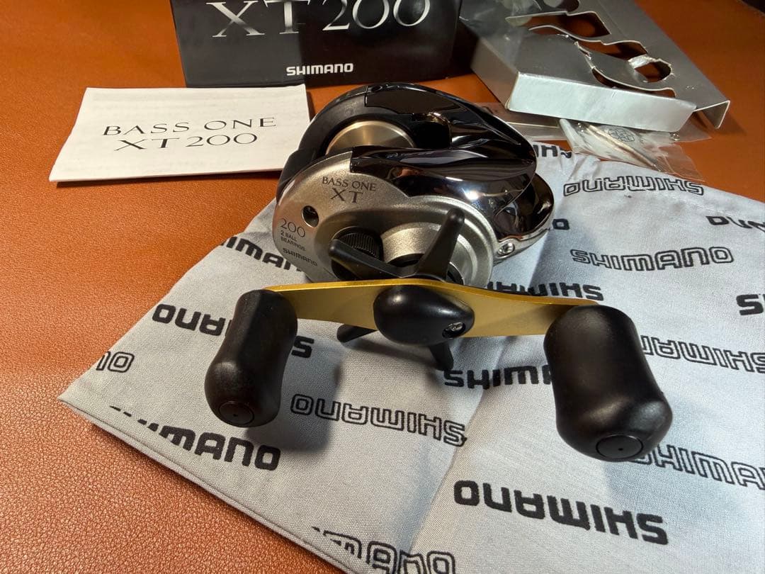 SHIMANO 04バスワンXT200　美品　箱あり　ベイトリール　右巻き