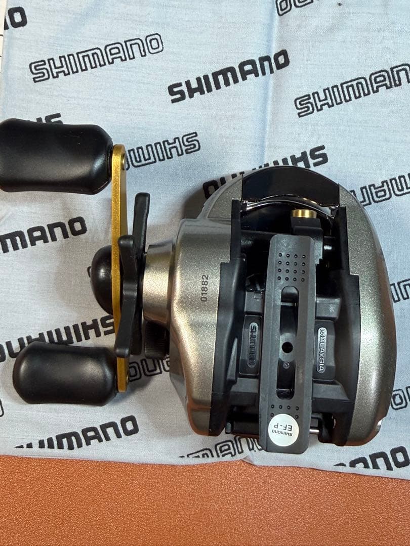 SHIMANO 04バスワンXT200　美品　箱あり　ベイトリール　右巻き
