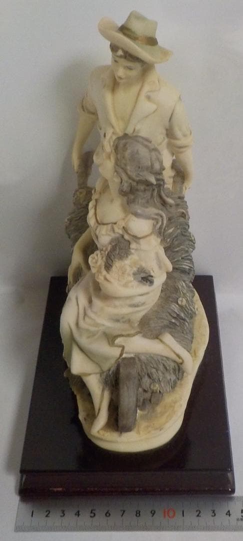 陶磁（若しくは樹脂）製 男女フィギュア 26cm X 20cm X 14cm