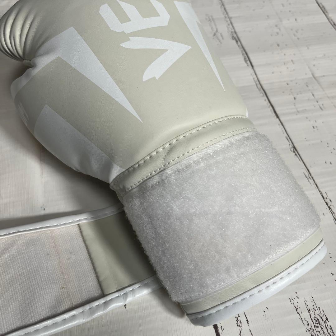VENUM ボクシンググローブ 16oz ホワイト