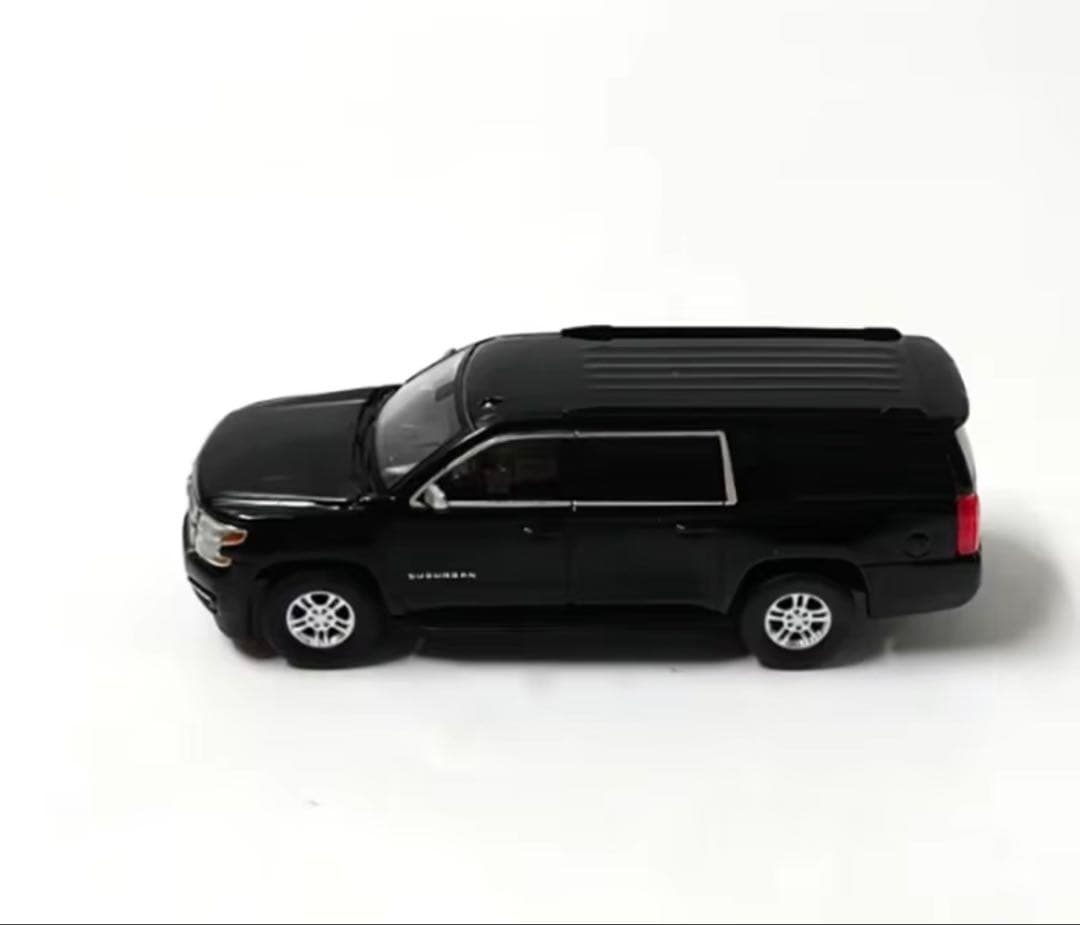 《新品箱付》1:64 シボレー SUBURBAN 2015 ミニカー