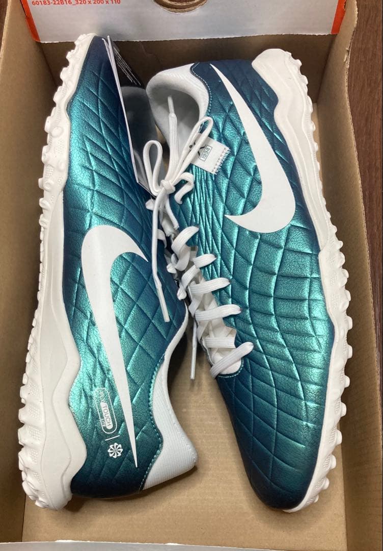 ◇新品未使用品　NIKE サッカートレーニングシューズ　28センチ　送料込み