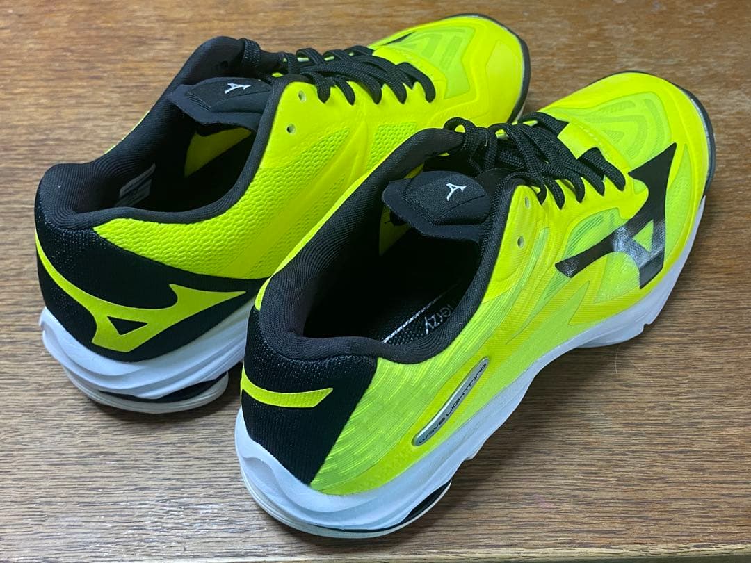 美品 MIZUNO WAVE LIGHTNING 25.0cm