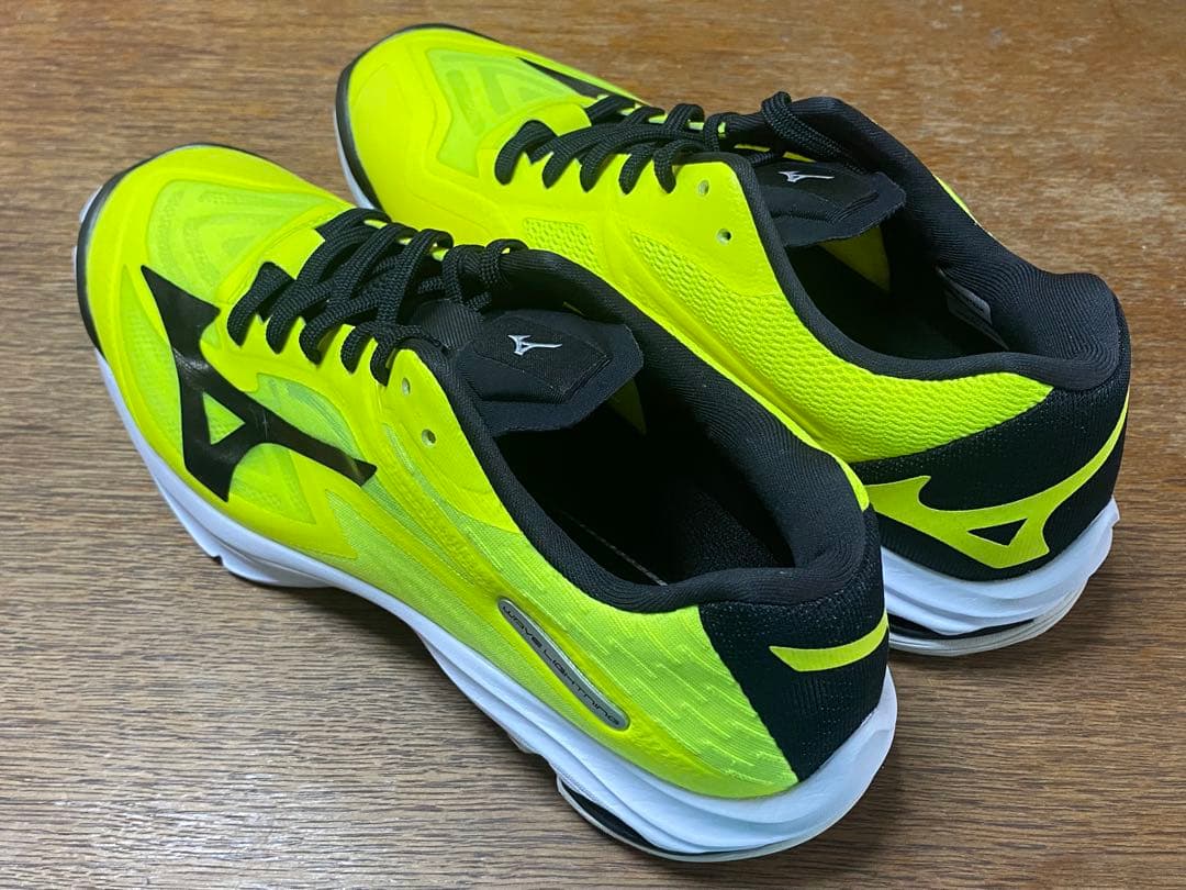 美品 MIZUNO WAVE LIGHTNING 25.0cm