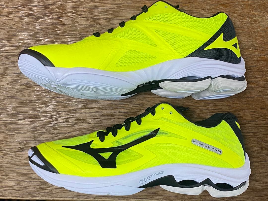 美品 MIZUNO WAVE LIGHTNING 25.0cm