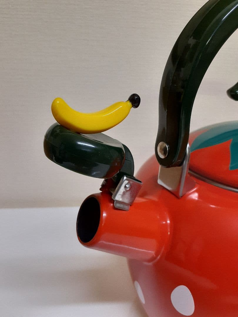 いちご柄の赤いやかん