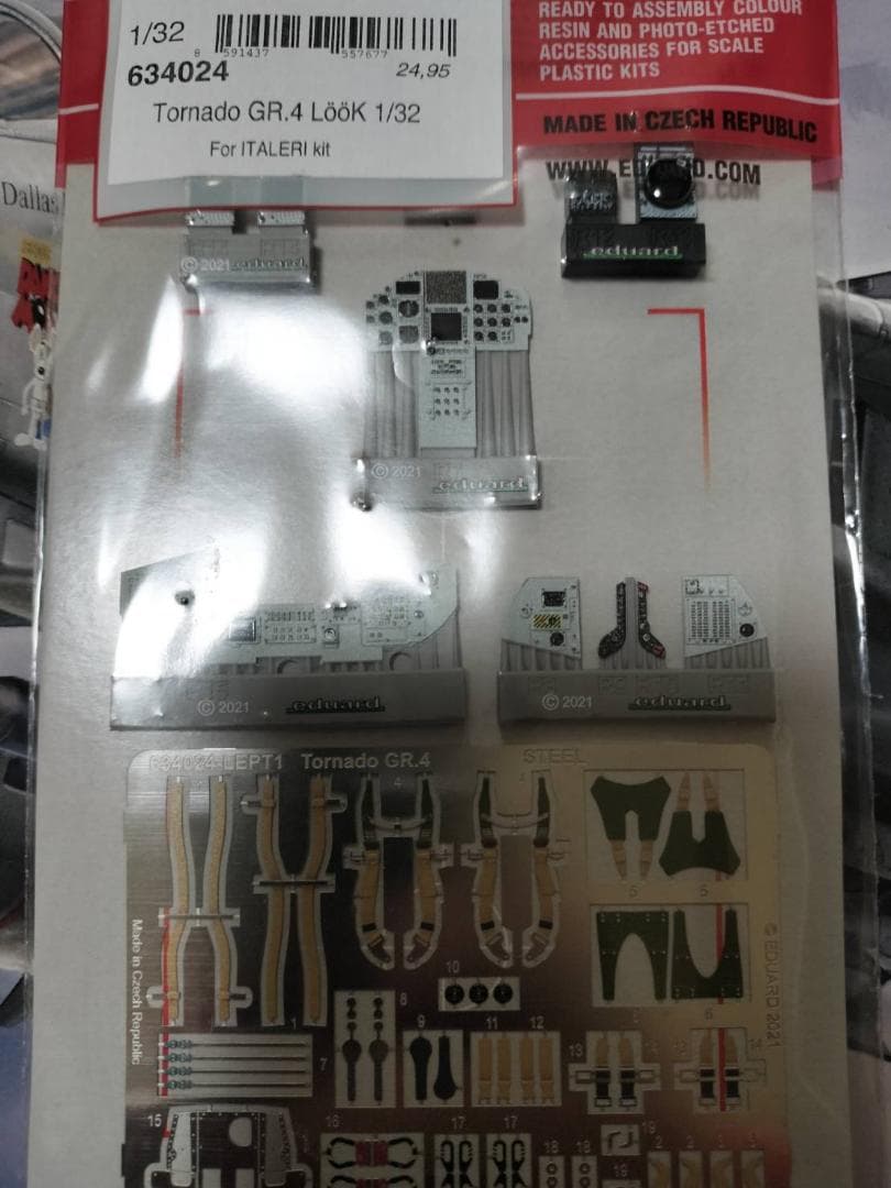 イタレリ　1/32 イギリス空軍 トーネード GR.4　(パイロット人形付)