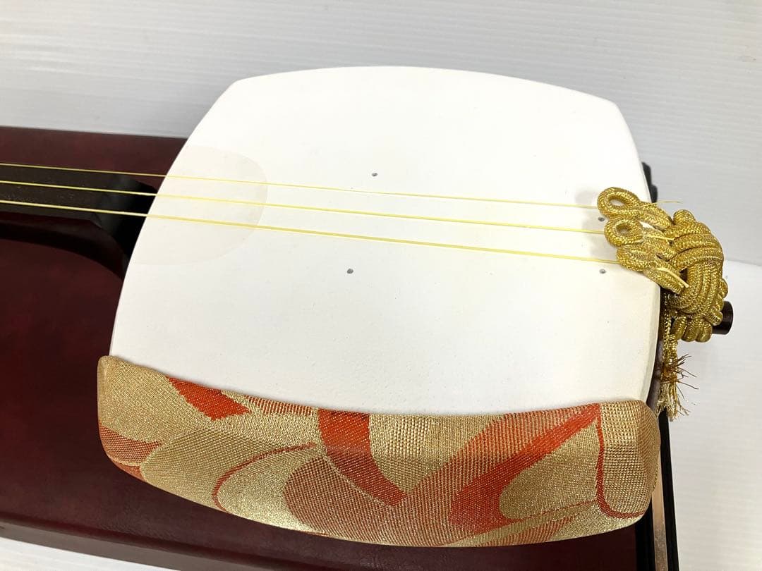 美品◆民謡三味線◆紅木 中棹 皮破れ無 鼈甲撥／竹駒／替え弦／ケース付
