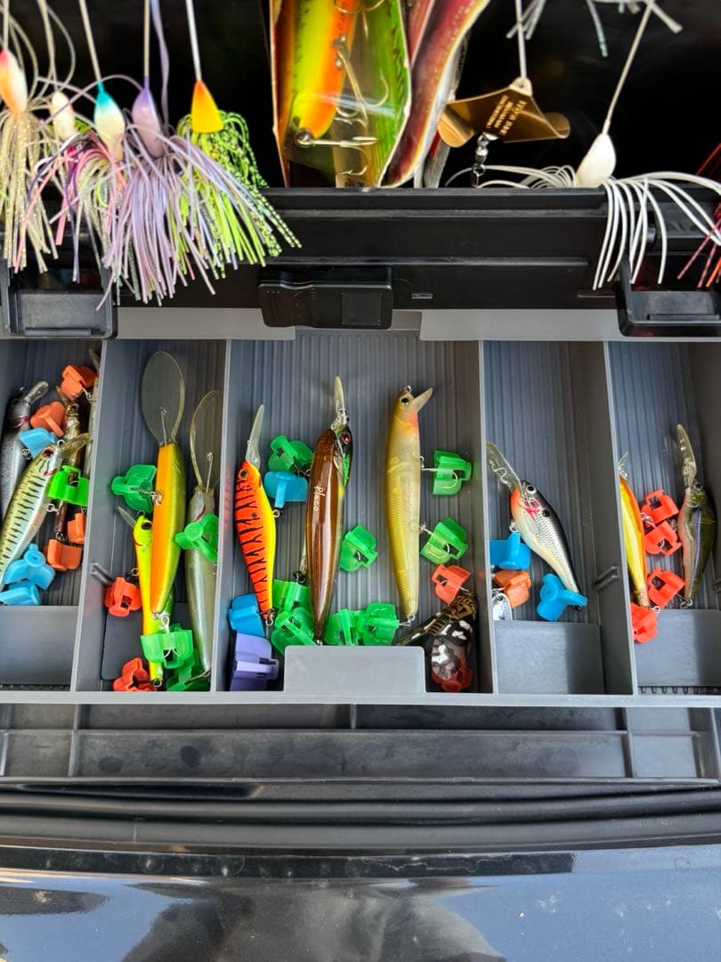 バス釣り引退ボックス （スピナーベイト約30個&クランクベイト約70個）