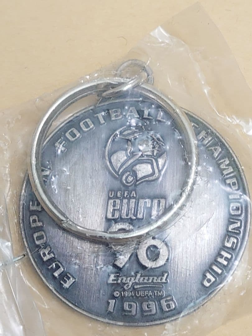 EURO96 イングランド大会のメダルキーホルダー3個セットです