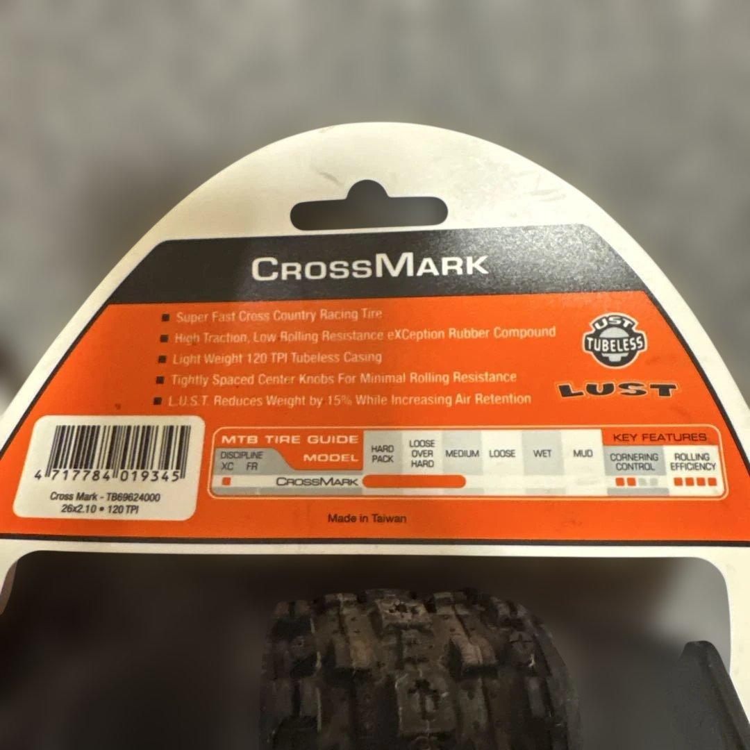 Maxxis CrossMark 26 x 2.10 チューブレスタイヤ