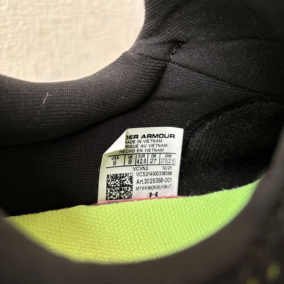 美品　Under Armour Charged ランニングシューズ 黒　27