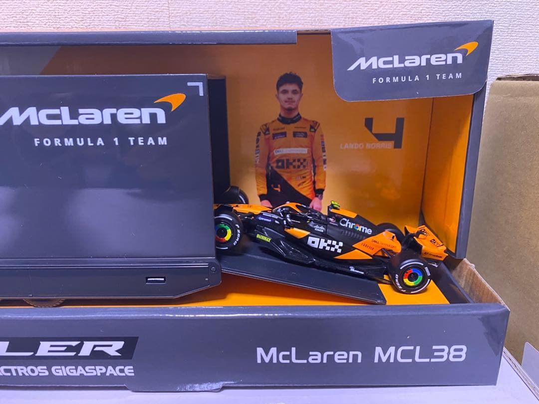 Bburago McLaren MCL38 レーシングハウラー
