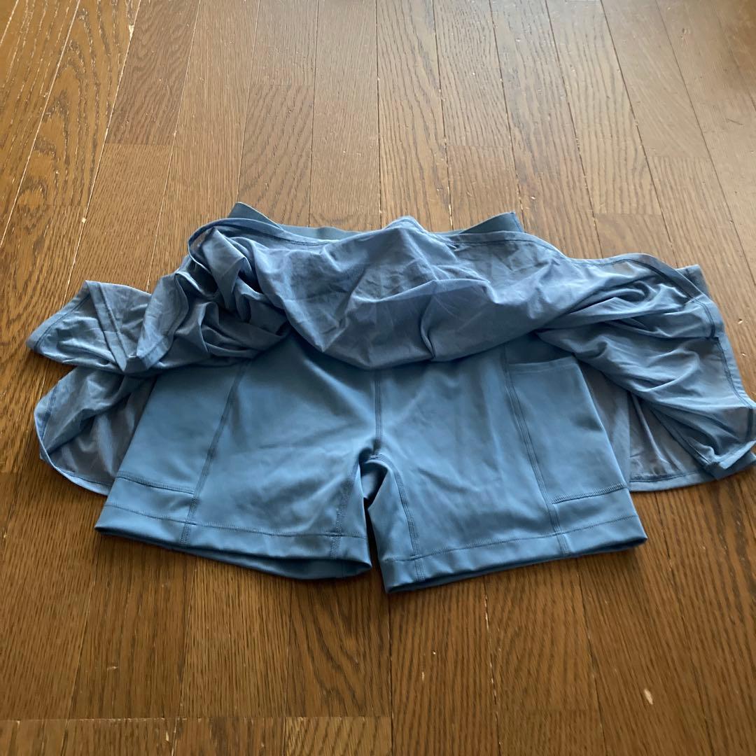 Wilson 薄い燻んだブルーのテニスクロップドTシャツ＆スコート