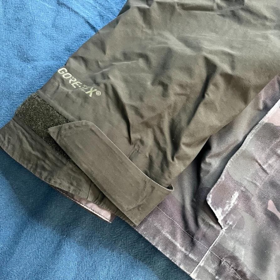 【AK】Burton M 2L SWASH JK　M スノボウェア　カモ 迷彩