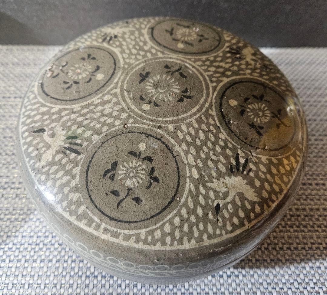 半島古美術　半島古陶磁　高麗青磁象嵌　丸紋に花　鶴図　蓋物　合子　径16.4cm