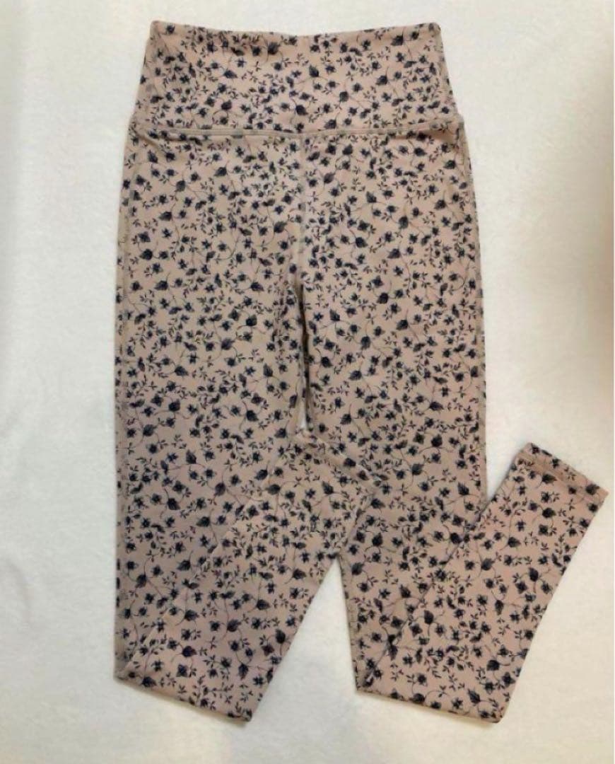 新品　emmi yogaエミヨガ　フラワーレギンス　ピンクベージュ　大きいサイズ