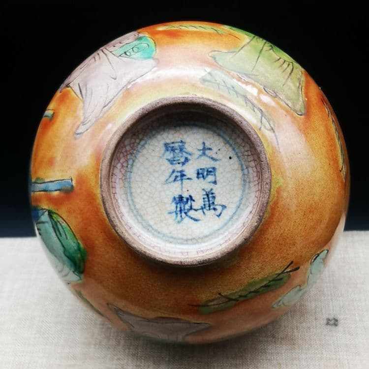 大明万暦素三彩人物胆瓶です  景徳鎮 陶磁器 装飾品 現代工芸品美術品 置物
