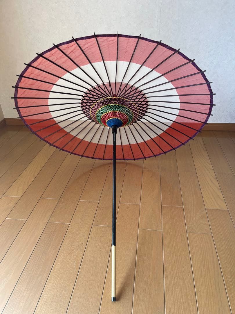 和傘　日本舞踊　赤と白の円形デザイン
