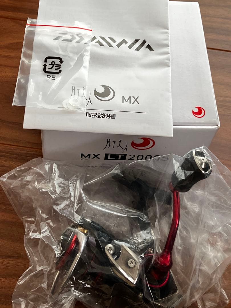 美品DAIWA スピニングリール 18月下美人MXLT 2000Sアジング海釣り