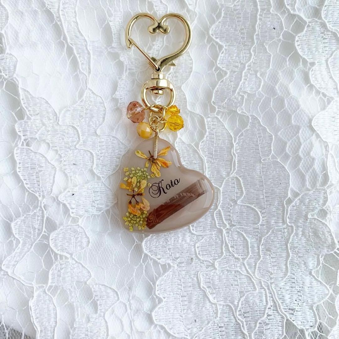 【3161】琴キーホルダー ベージュハート 黄色レースフラワーと橙ユーフォルビア