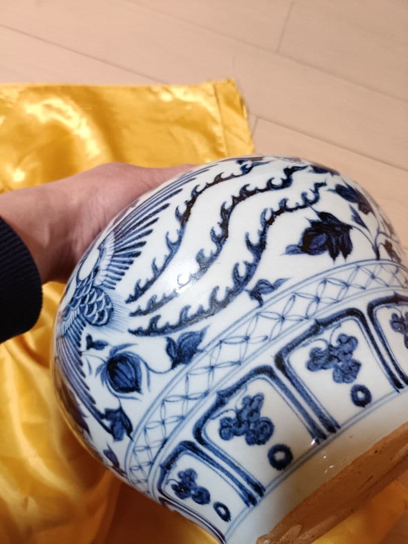 青い花柄の陶器の壺
