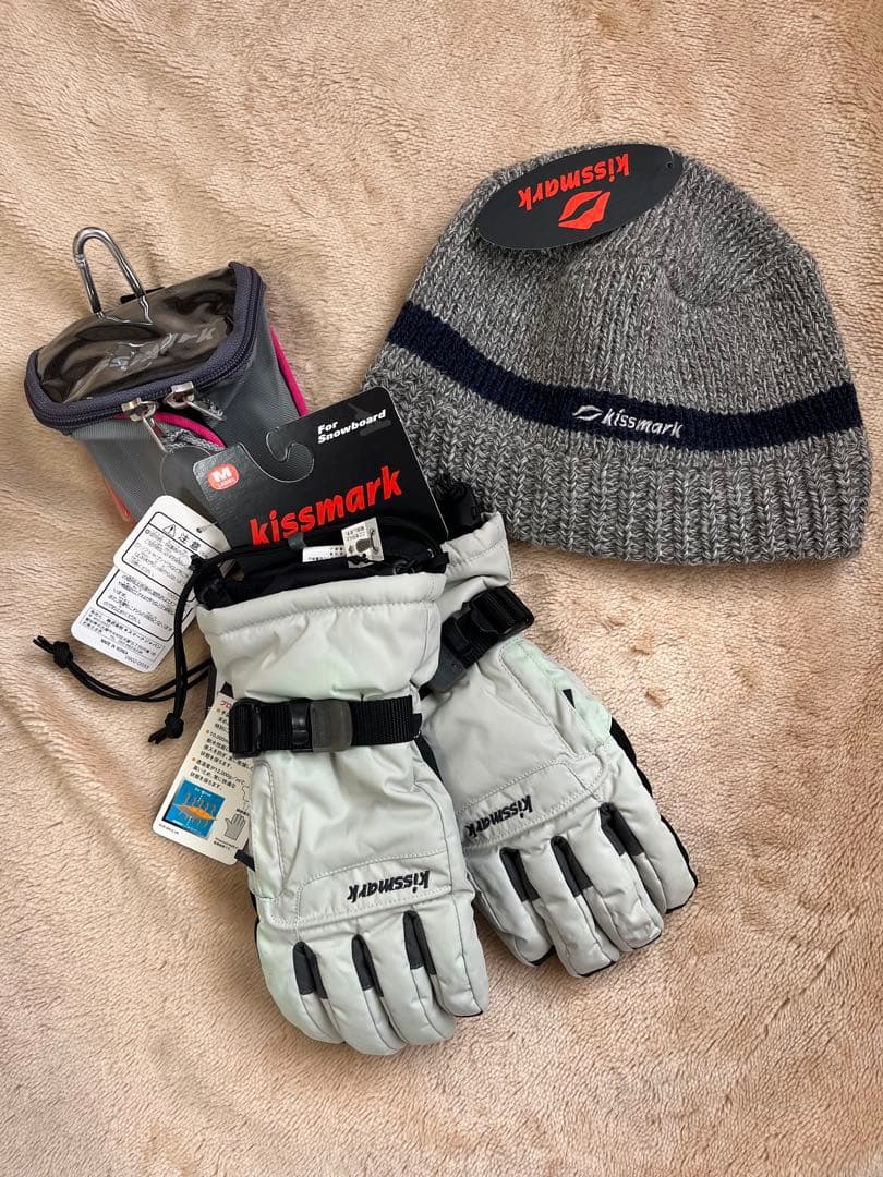 新品未使用　スノーボード　ウェアー　セット　キスマーク追加ニット帽　手袋　小物入