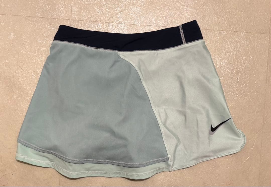 Nike アシンメトリック タンクトップとスカートセットアップ