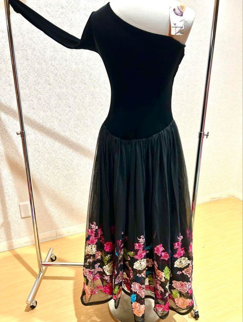 新品未使用　社交ダンス用ドレス 黒 チュール刺繍