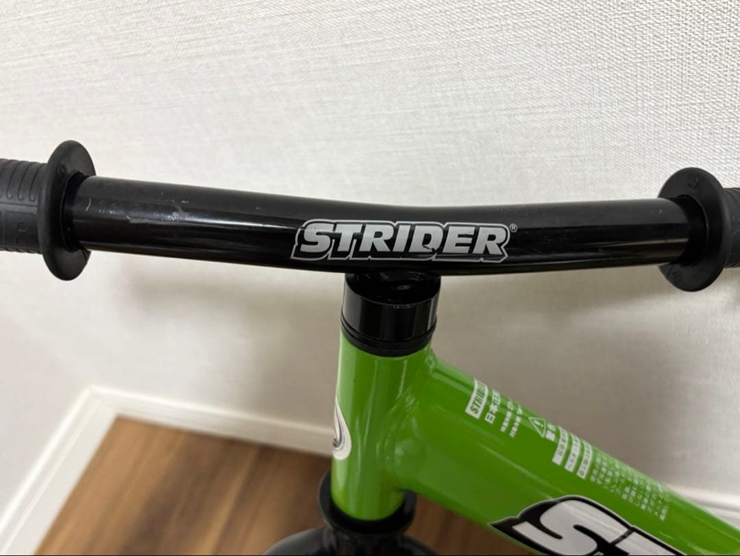 ストライダー　クラシックモデル12インチ　ヘルメット&膝肘プロテクター付き