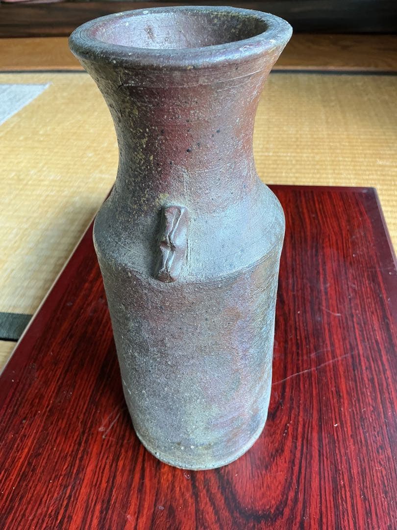 備前焼　持ち手付き細長い花瓶　良い窯変が出てます。　箱はありません