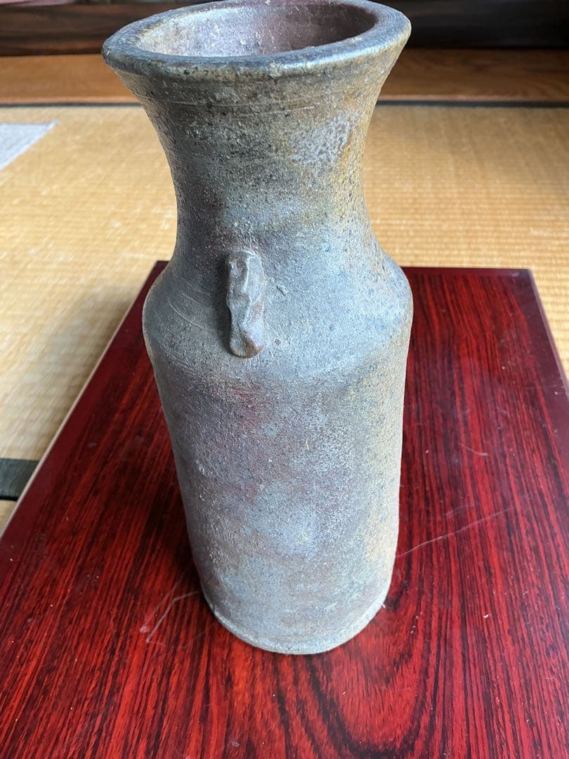 備前焼　持ち手付き細長い花瓶　良い窯変が出てます。　箱はありません