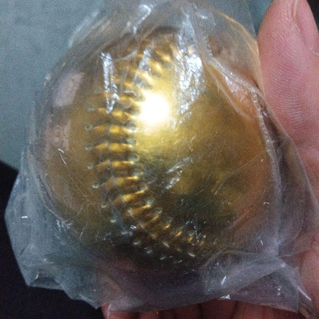 LAドジャース、装飾用金色硬球2球