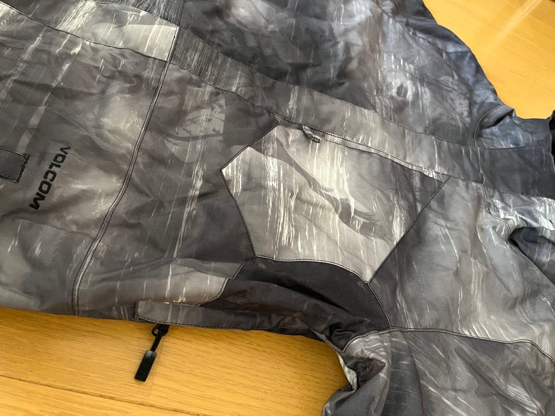 ☆新品☆ VOLCOM スノーボードジャケット グレー系