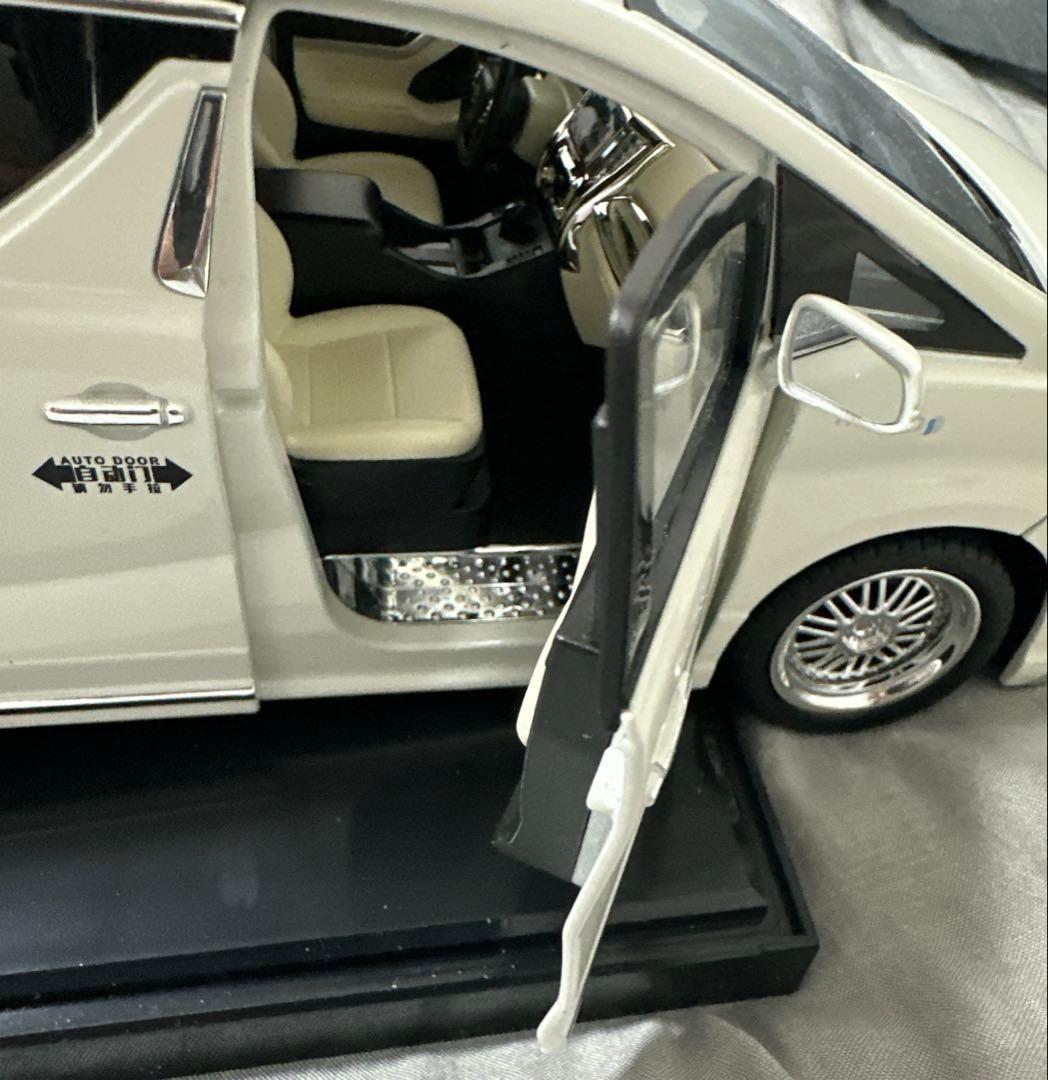 トヨタアルファードモデリスタ1/18 White