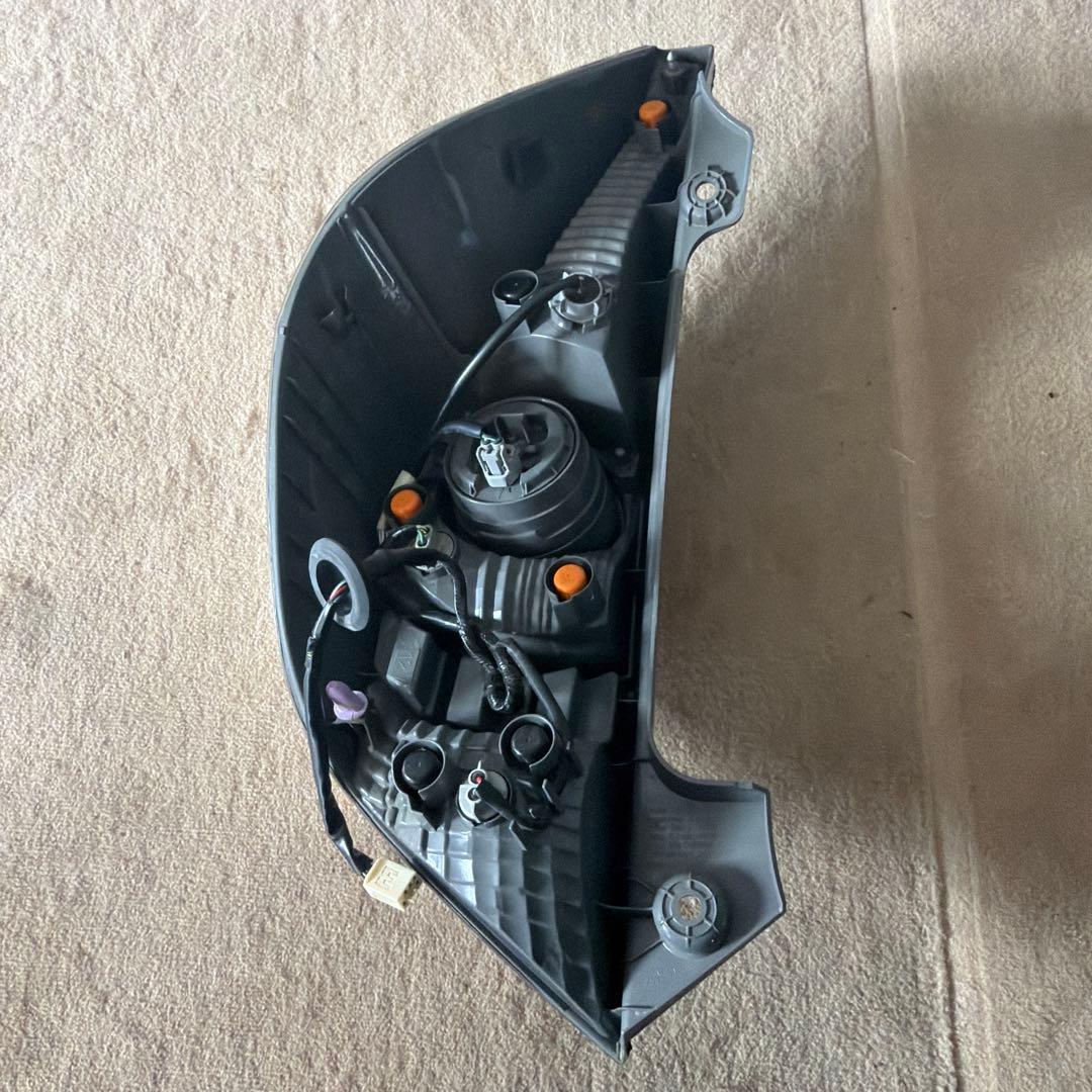 トヨタアクア NHP10 純正 右テールランプ