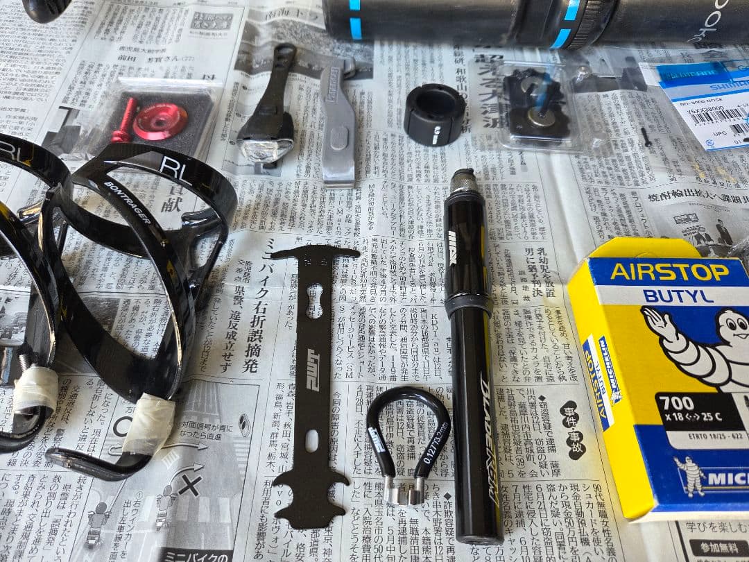 ロードバイク　空気入れ　チューブ　工具　ボトル　ライト　ローラー