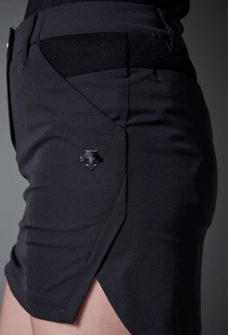美品 DESCENTE golf ストレッチツイル インナーパンツ付 スカート