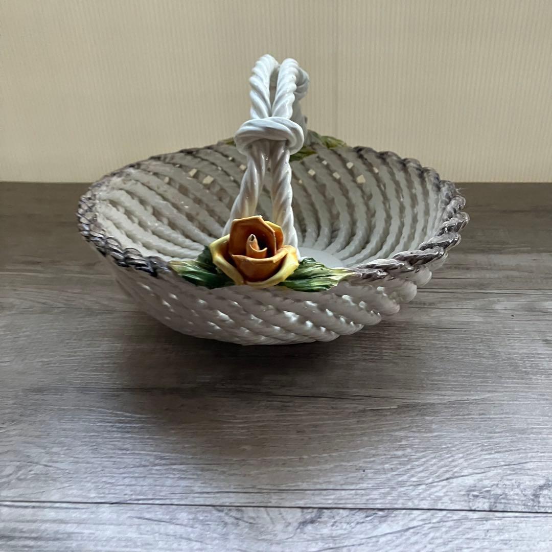 3F 【イタリア製】陶器 バスケット カポディモンテ様式 網目薔薇立体陶花刻印有