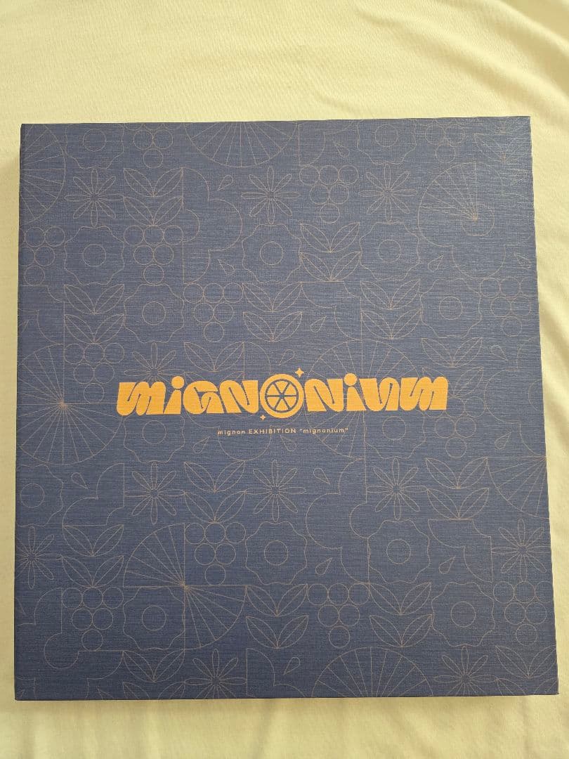 mignon \"mignonium\" 直筆サイン色紙＆ケース
