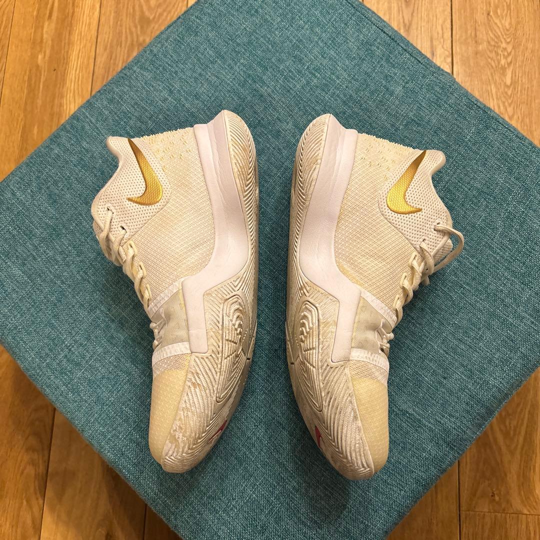NIKE カイリー3 ゴールド