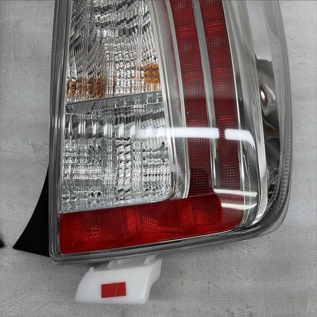 新品☆安心のトヨタ純正☆ZVW30系 プリウス☆後期 純正LEDテールランプ