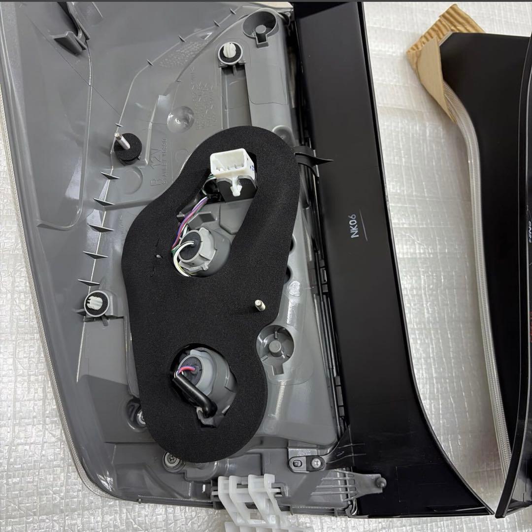 新品☆安心のトヨタ純正☆ZVW30系 プリウス☆後期 純正LEDテールランプ
