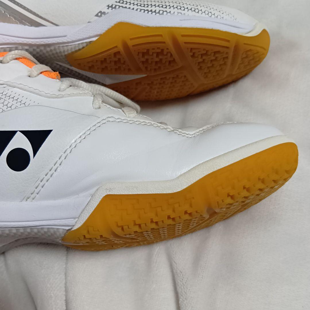 美品YONEX バドミントンシューズ SHB65Z3W 23.5cm W/OR