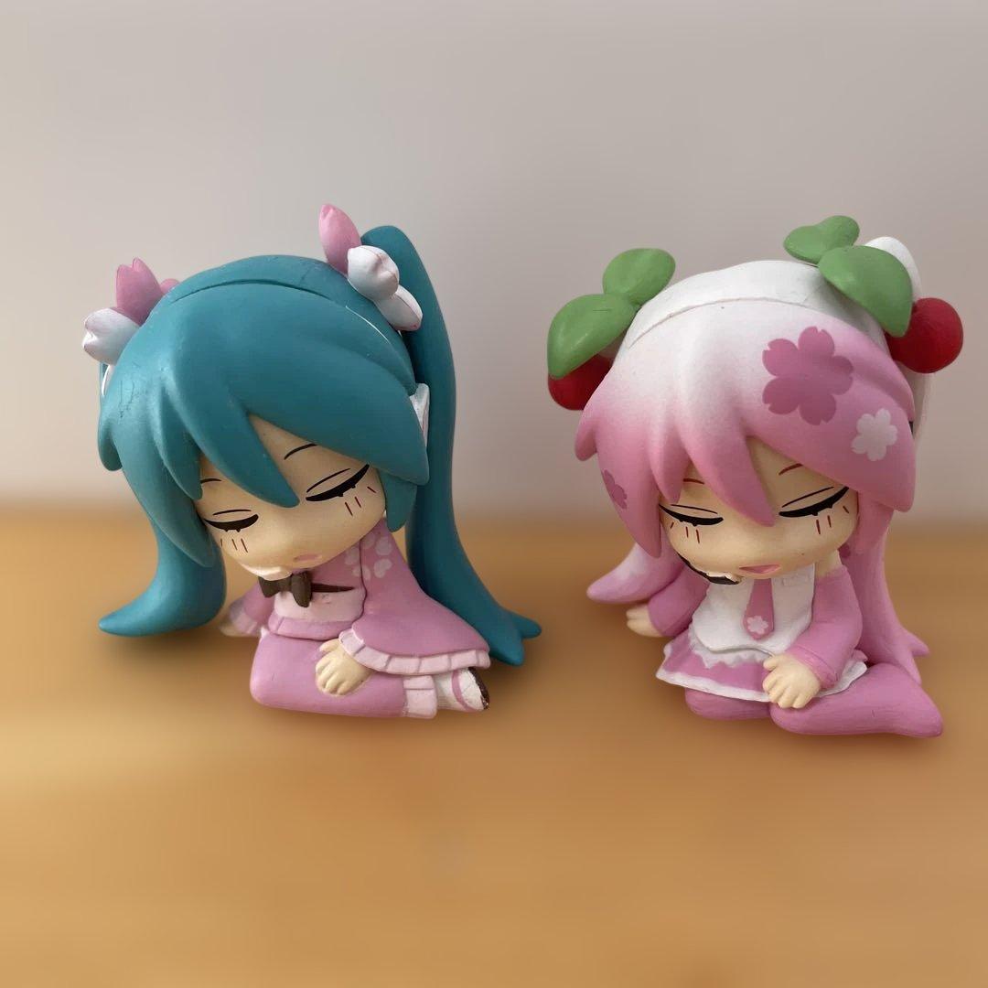 初音ミクフィギュア　肩ズン　缶バッジ