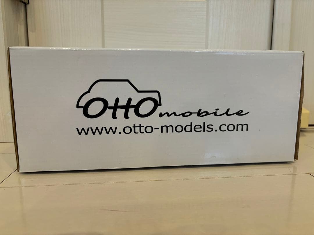  325i E30 silverミニカー Otto mobile 1/18