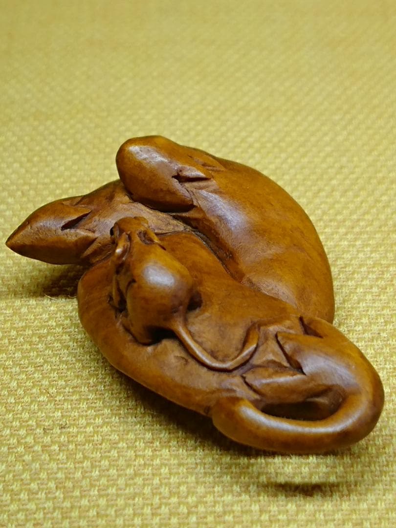 【美品】ネズミ　鼠　根付　木彫　置物　インテリア　工芸品　美術品　A2911