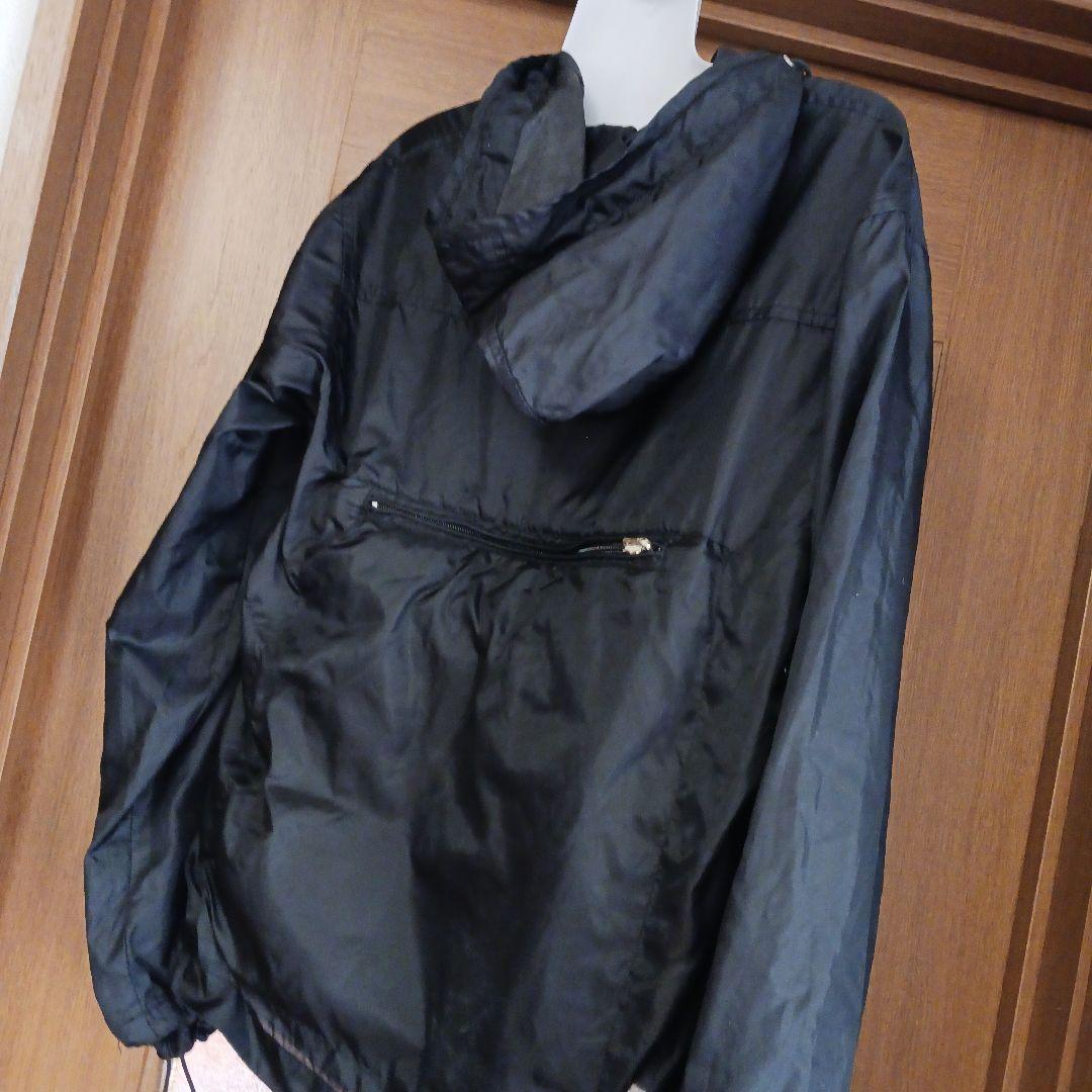 BENETTON　黒 ナイロン ウィンドブレーカー フード付き　BENETTON
