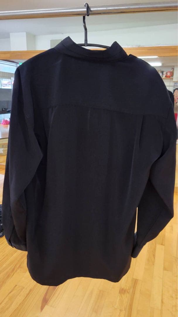 黒のボタン付き長袖シャツ